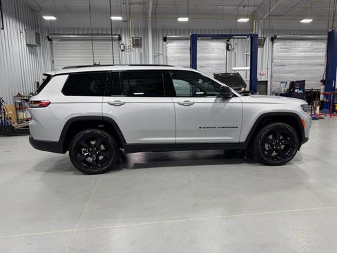 New 2025 Jeep Grand Cherokee L Altitude image 12
