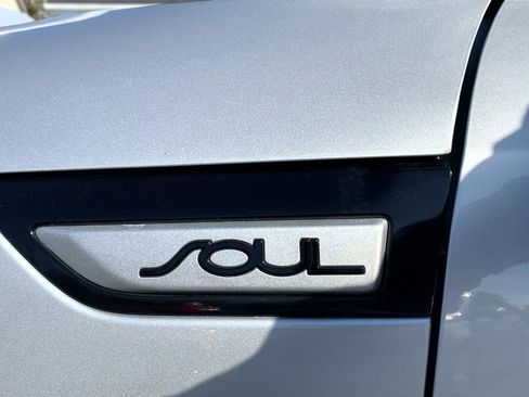Used 2018 Kia Soul + FWD image 40