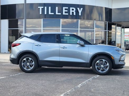 Used 2025 Chevrolet Blazer LT FWD image 1