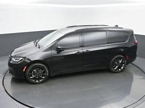 New 2025 Chrysler Pacifica Limited image 39