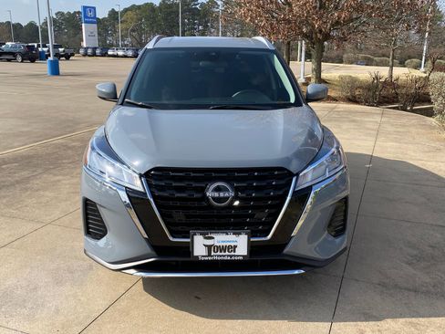 Used 2023 Nissan Kicks SV image 2
