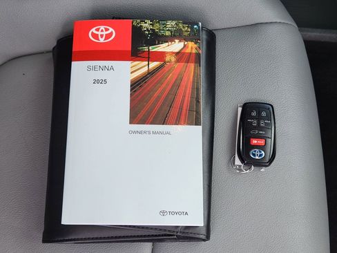 Used 2025 Toyota Sienna XLE FWD image 44