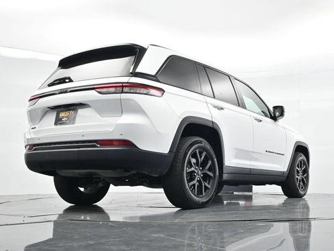 Used 2024 Jeep Grand Cherokee Altitude AWD/4WD image 32