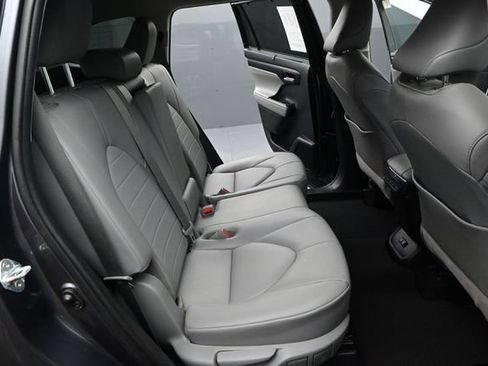 Used 2020 Toyota Highlander XLE FWD image 17