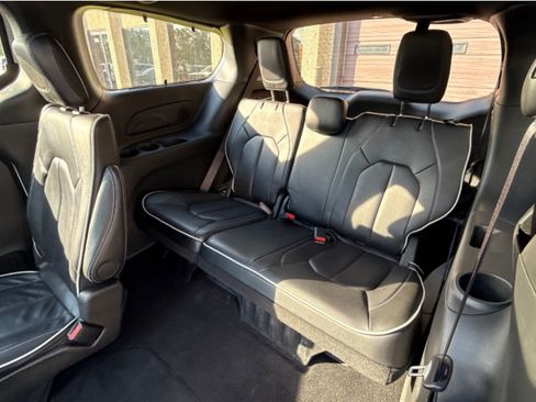 Used 2025 Chrysler Pacifica Limited FWD image 19