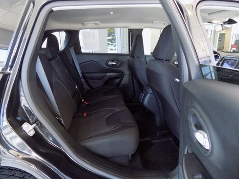 Used 2019 Jeep Cherokee Latitude w/ Popular Appearance Group image 18