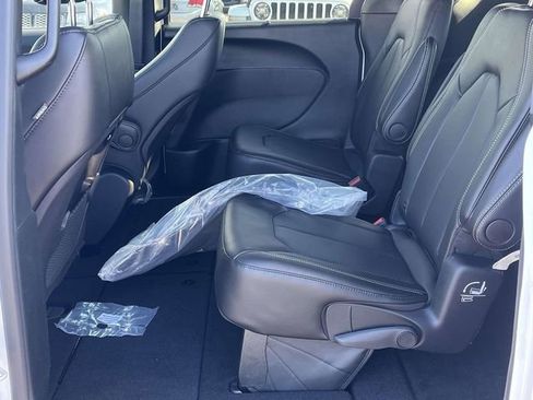 New 2026 Chrysler Pacifica Select FWD image 12