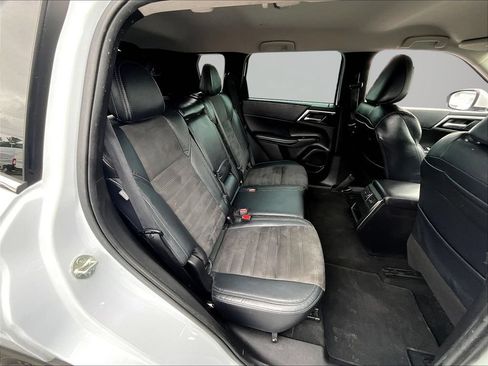 Used 2023 Mitsubishi Outlander SE AWD/4WD image 29