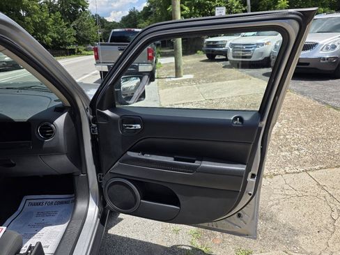 Used 2017 Jeep Patriot Latitude AWD/4WD image 28