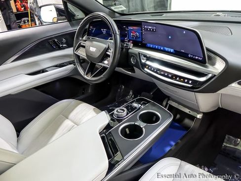 Certified 2024 Cadillac Lyriq Luxury AWD/4WD image 26