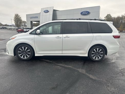 Used 2019 Toyota Sienna Limited image 2