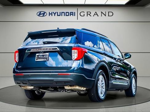 Used 2024 Ford Explorer XLT RWD image 6