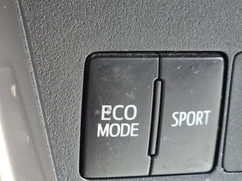 Used 2017 Toyota RAV4 XLE w/ Carpet Mat Package AWD/4WD image 6