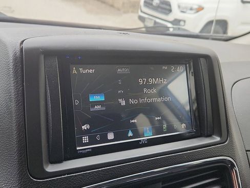 Used 2018 Dodge Grand Caravan SE w/ UConnect Hands-Free Group FWD image 12