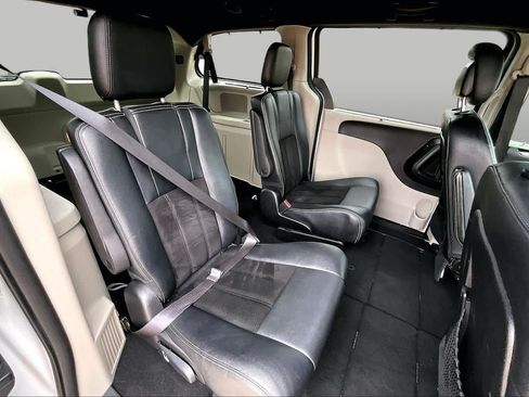 Used 2016 Dodge Grand Caravan SXT FWD image 24