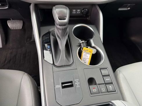 Used 2023 Toyota Highlander XLE FWD image 31