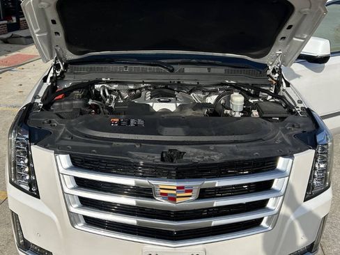 Used 2016 Cadillac Escalade ESV Luxury image 43