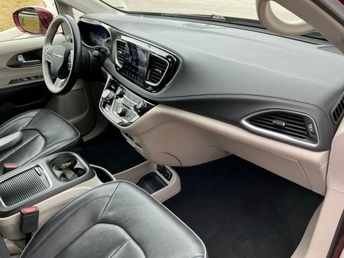 Used 2018 Chrysler Pacifica Limited w/ Tire & Wheel Group image 20