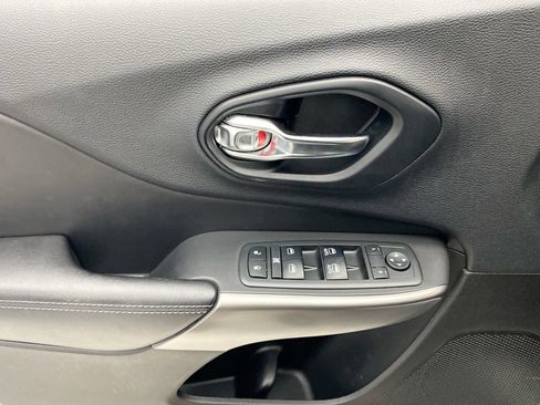 Used 2019 Jeep Cherokee Latitude Plus w/ Comfort/Convenience Group AWD/4WD image 12