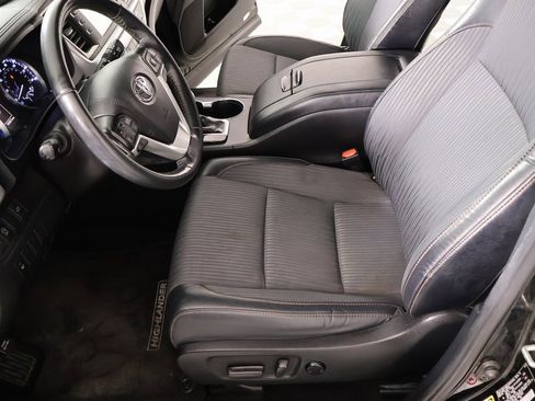 Used 2019 Toyota Highlander LE image 10