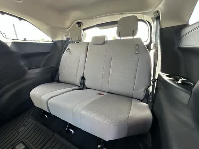 Used 2026 Toyota Sienna LE AWD/4WD image 32