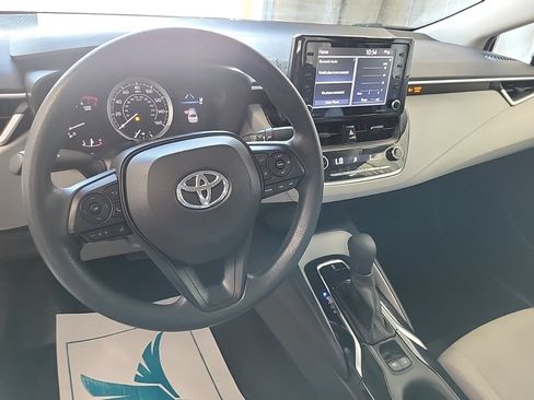 Used 2022 Toyota Corolla LE FWD image 2