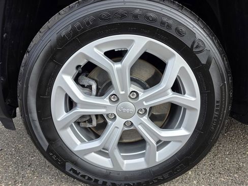 Used 2024 Jeep Compass Latitude image 3