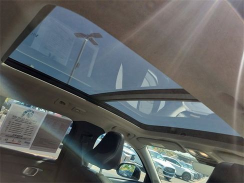 Used 2023 Volvo XC40 B5 Plus image 23