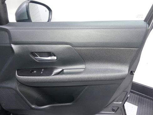 Used 2025 Nissan Kicks SV AWD/4WD image 19