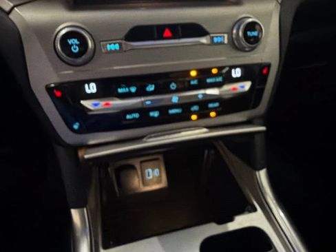 Used 2021 Ford Explorer XLT w/ Equipment Group 202A AWD/4WD image 25