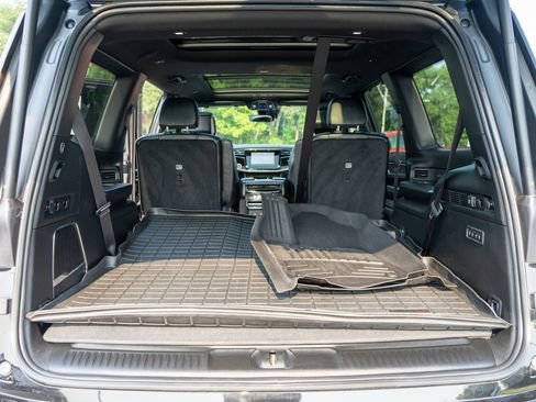 Used 2023 Jeep Wagoneer Series III w/ Premium Group I AWD/4WD image 10