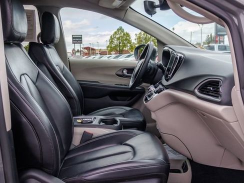 Used 2023 Chrysler Pacifica Touring-L FWD image 7