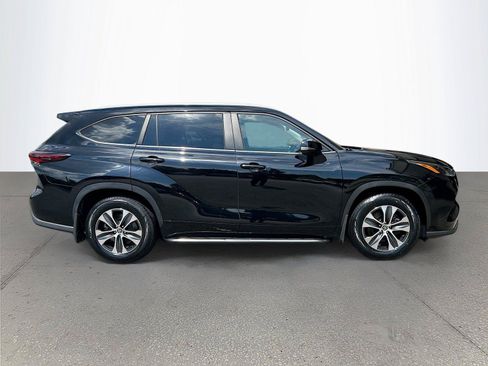 Used 2024 Toyota Highlander XLE FWD image 3