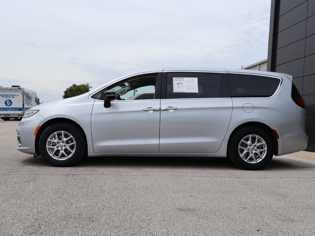 Used 2024 Chrysler Pacifica Touring-L FWD image 2