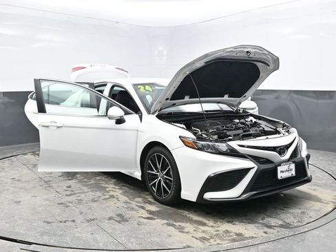 Used 2024 Toyota Camry SE image 33