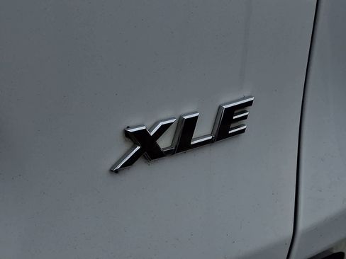Used 2022 Toyota RAV4 XLE FWD image 6