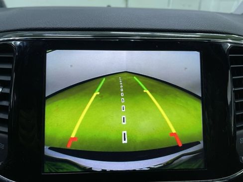 Used 2019 Jeep Grand Cherokee Altitude image 15