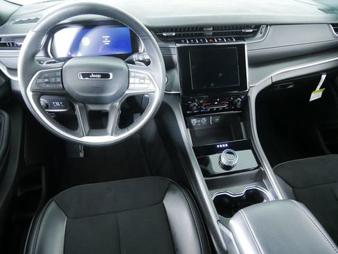Used 2024 Jeep Grand Cherokee Altitude AWD/4WD image 7