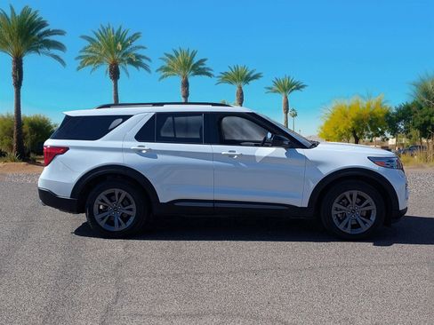 Used 2022 Ford Explorer XLT w/ Equipment Group 202A image 6
