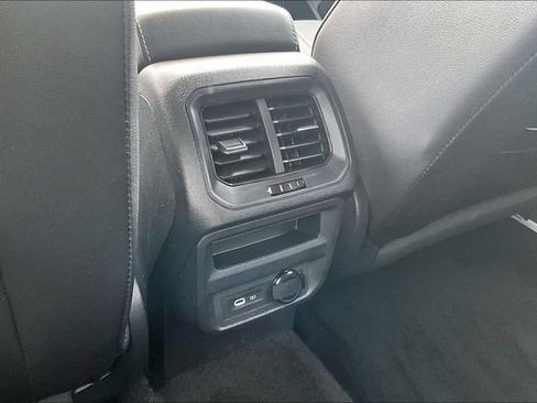 Used 2023 Volkswagen Tiguan SE AWD/4WD image 10
