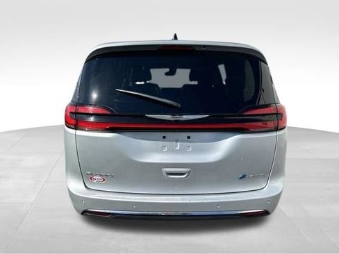 Used 2023 Chrysler Pacifica Touring-L FWD image 6