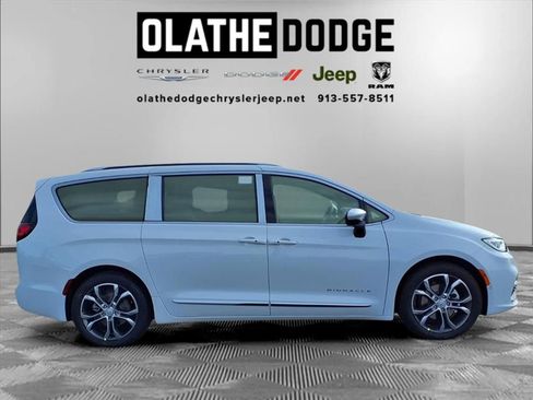 New 2026 Chrysler Pacifica Pinnacle image 29