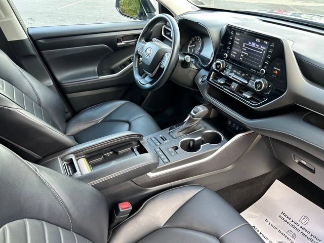 Used 2022 Toyota Highlander XLE AWD/4WD image 33
