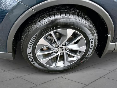 Used 2018 Toyota RAV4 LE image 11