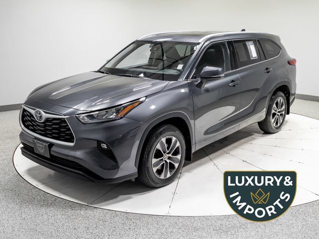 Used 2022 Toyota Highlander XLE AWD/4WD image 1