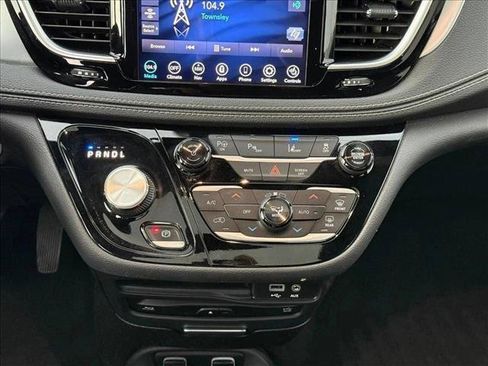 Used 2020 Chrysler Pacifica Limited w/ Advanced Safetytec Group FWD image 18