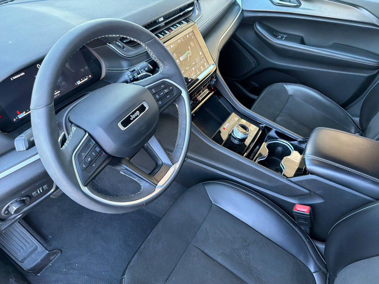Used 2023 Jeep Grand Cherokee Altitude AWD/4WD image 9
