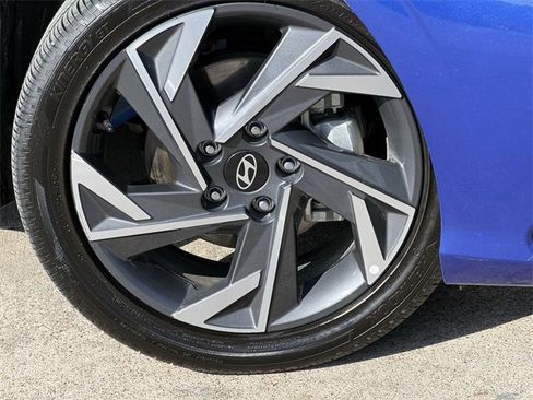 Used 2025 Hyundai Elantra Limited image 7