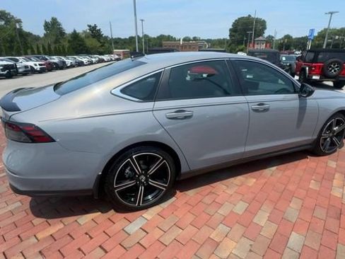 Used 2025 Honda Accord Sport image 3