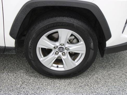 Used 2020 Toyota RAV4 XLE w/ Convenience Package FWD image 5